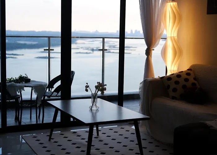 Amberside Danga Bay Sea View 3R3B 10Pax